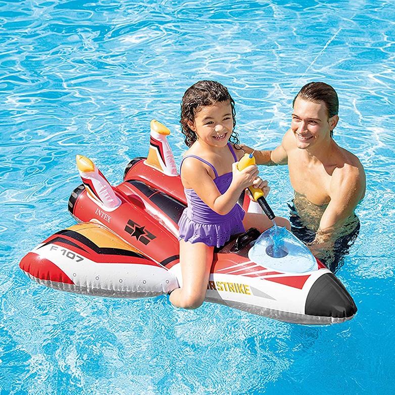 ¡El regalo perfecto para los pequeños pilotos! Flotador inflable con forma de avión y pistola de agua. ¡Diversión garantizada!
