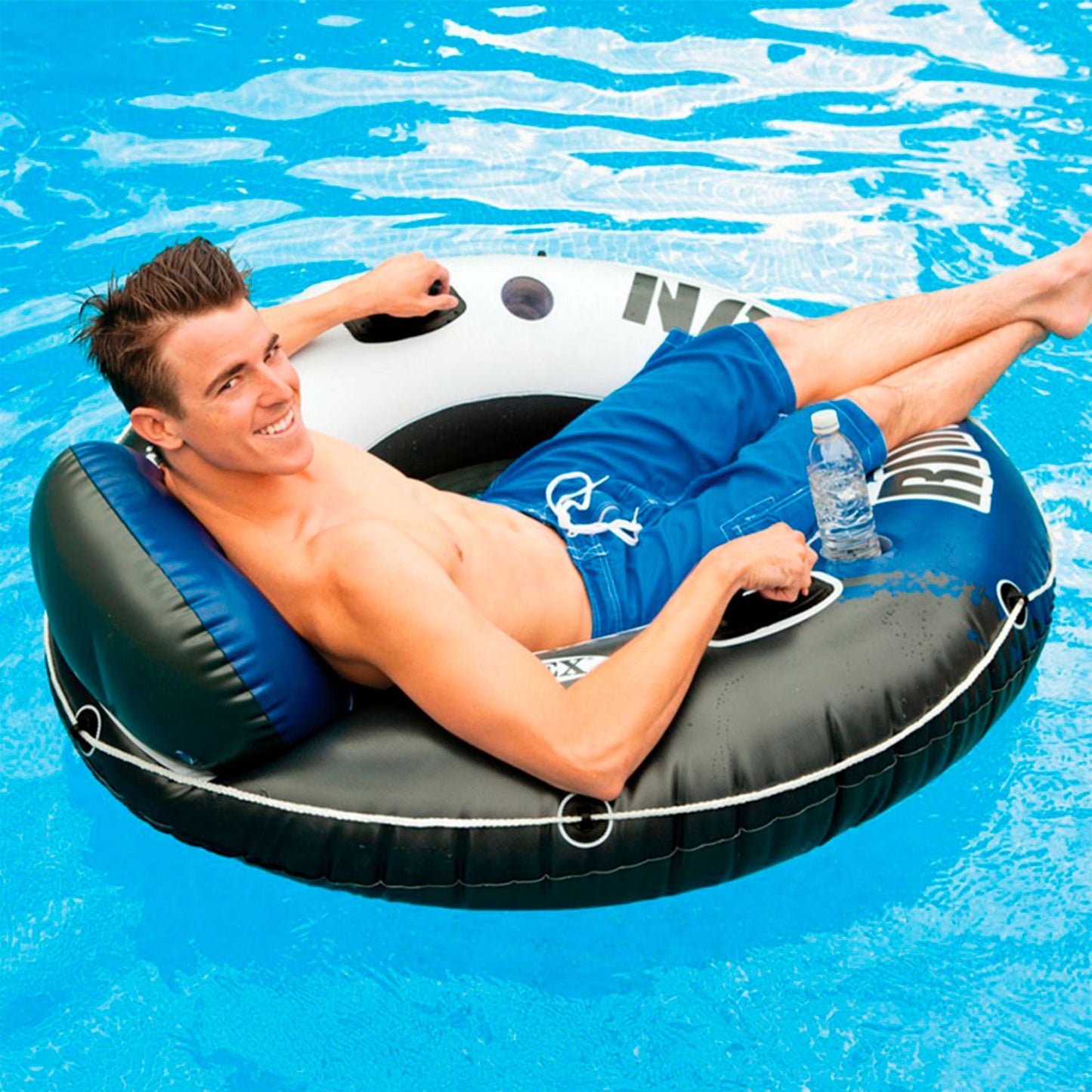 ¡Diversión asegurada en el agua! Silla inflable con respaldo y portavasos. ¡Perfecta para el verano en la piscina o la playa!