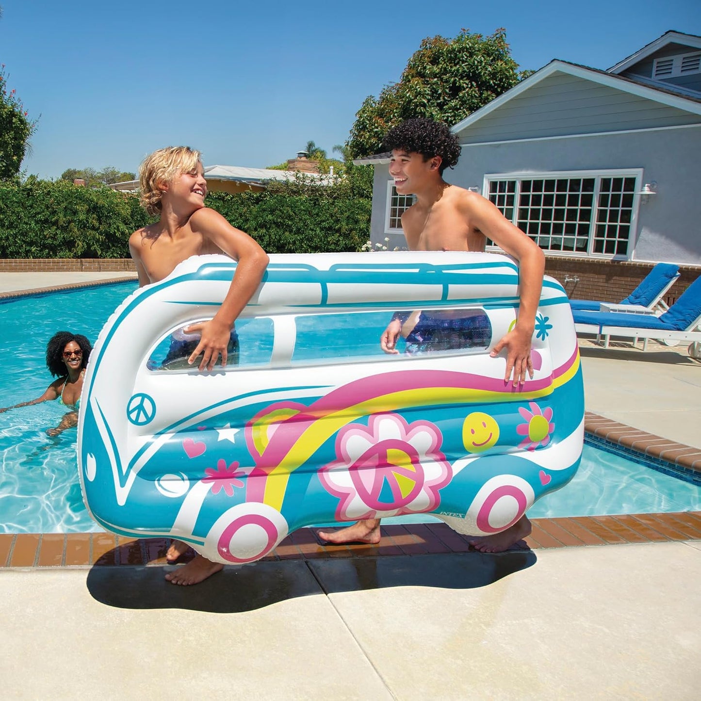 ¡Seguro y divertido! Flotador inflable con forma de furgoneta. Fabricado con materiales resistentes. Ideal para jugar en la piscina.