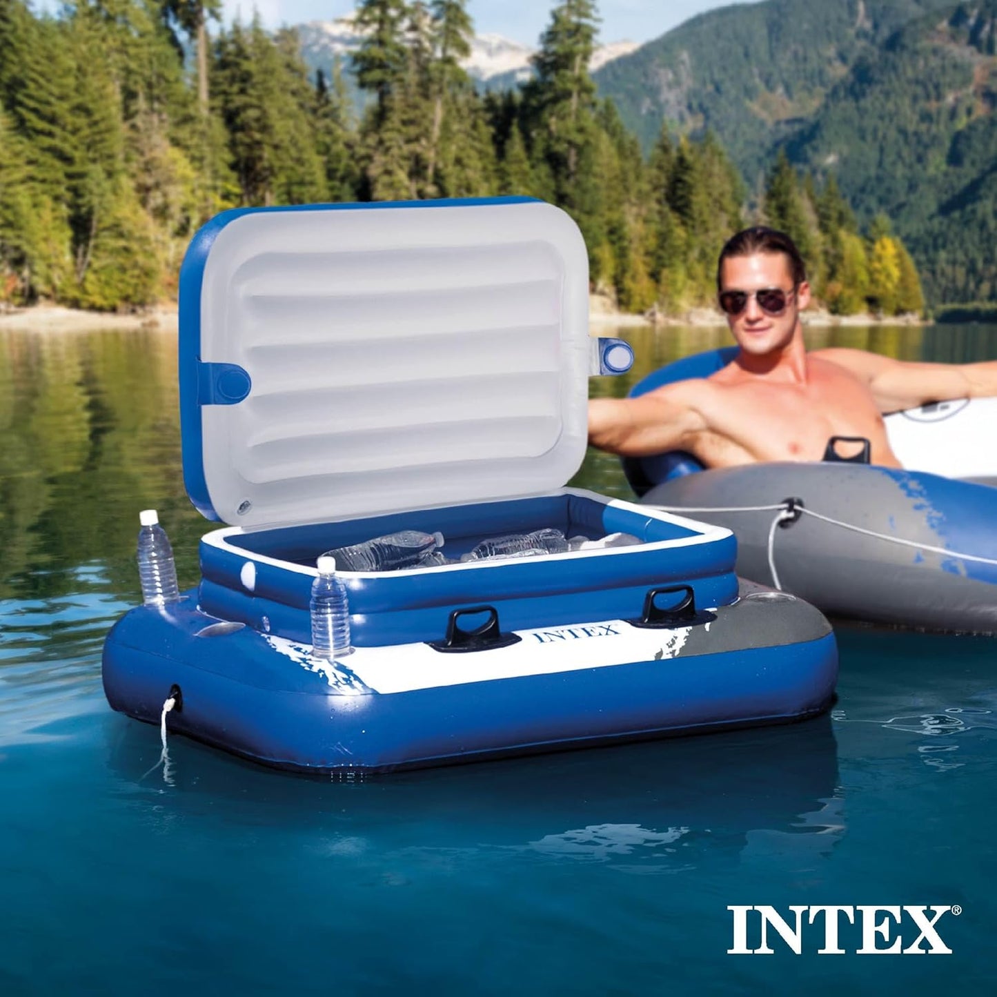 ¡Práctica y cómoda! Nevera hinchable Intex Mega Chill con 6 portavasos y cubitera desmontable. ¡Perfecta para disfrutar del verano en la piscina!