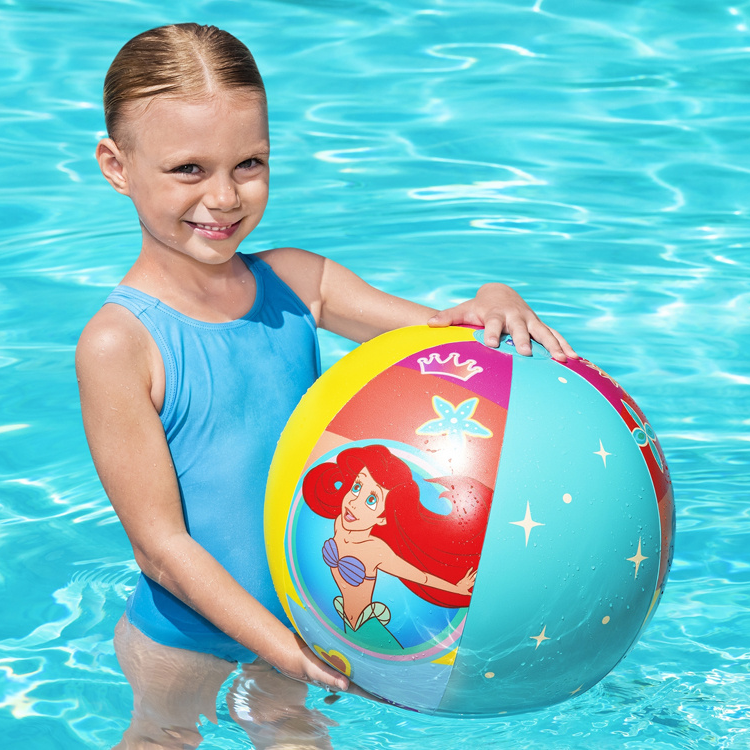 ¡Diversión bajo el sol con las princesas Disney! Nuestra pelota inflable es perfecta para niños.