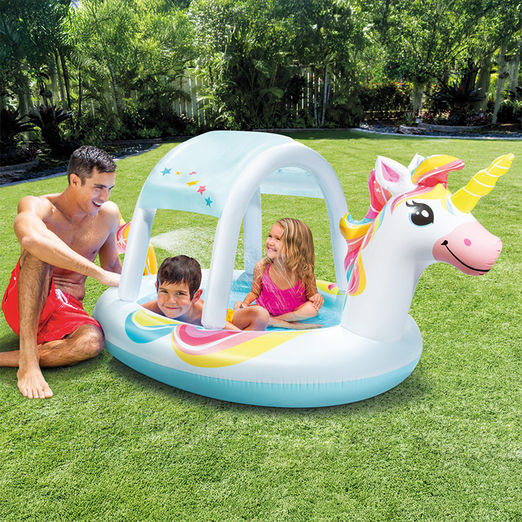 ¡Patea, golpea y chapotea! Centro de juegos inflable unicornio con colores brillantes y múltiples actividades acuáticas para niños.