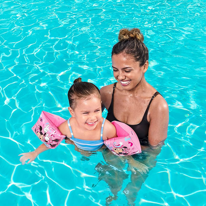 Ayuda a tu hijo a nadar con confianza. Brazaletes Minnie Mouse con doble cámara. Perfectos para la piscina y la playa.