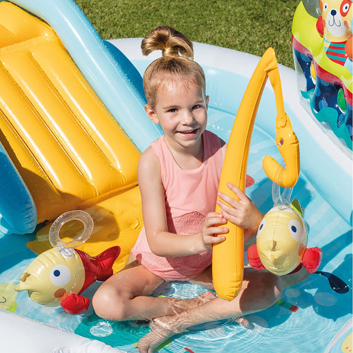 ¡Lleva la playa a tu jardín! ️ Piscina hinchable INTEX con tobogán, barco y palmera. ¡Horas de diversión aseguradas para los más pequeños!