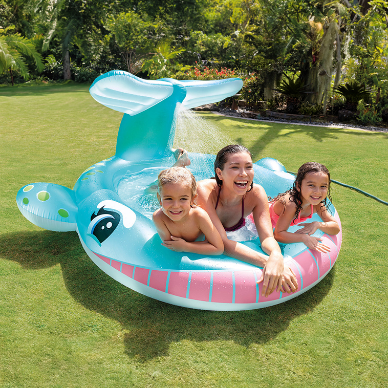 ¡Piscina hinchable ballena con rociador Intex! Fácil de instalar y conectar a la manguera. ¡Horas de diversión acuática para los más pequeños!