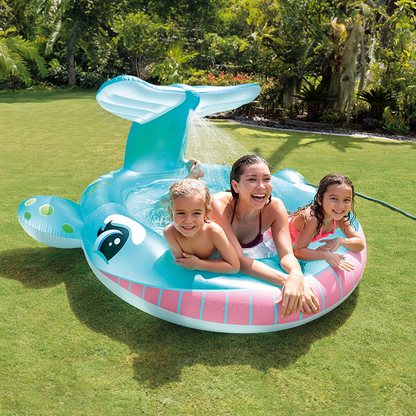 ¡Piscina hinchable ballena con rociador Intex! Fácil de instalar y conectar a la manguera. ¡Horas de diversión acuática para los más pequeños!